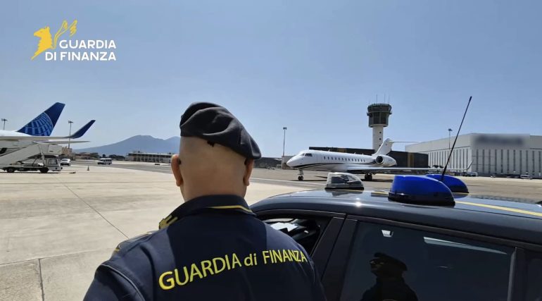 Napoli, blitz a Capodichino: voli non dichiarati, denunciate 134 compagnie private