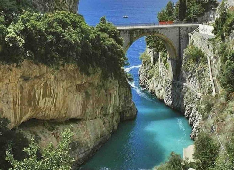 Turista americana si tuffa dal Fiordo di Furore: rischia la paralisi