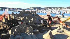 Forio, la spiaggia diventa museo: le sculture di sabbia di Iannini incantano l’isola
