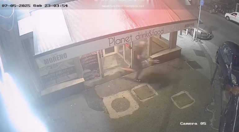 Napoli, sei secondi per rubare la borsa da un locale di Fuorigrotta