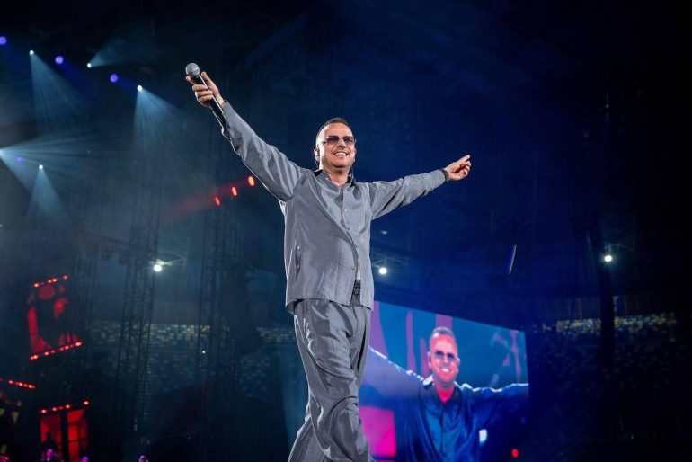Gigi D’Alessio, annuncia il tour nei palazzetti: parte a marzo 2026 da Roma