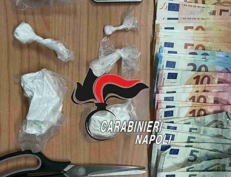 Giugliano, aveva stupefacenti in casa: arrestato 41enne, denunciata la moglie