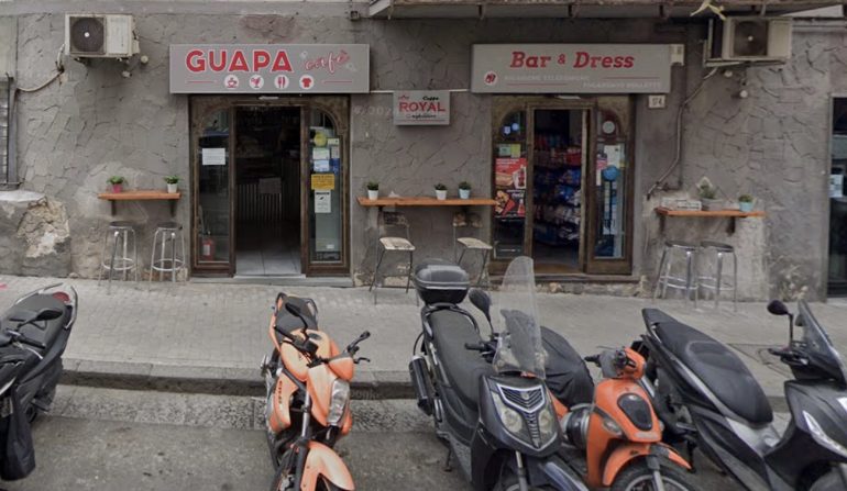 Napoli, ladri a Chiaia assaltano il Guapa Caffè