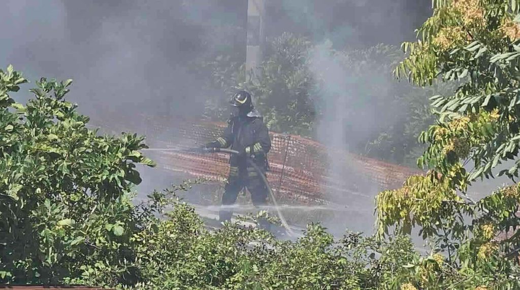 Vasto incendio tra Castellammare e Pompei: fumo nero visibile a chilometri di distanza