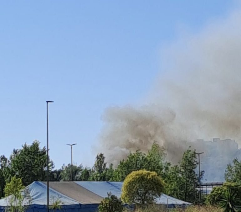 Napoli, nuovo incendio nell’area ex Nato: fiamme vicino al Centro Direzionale