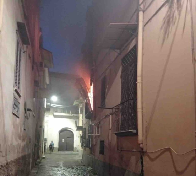 Giugliano, appartamento in fiamme: arrestata una 47enne per incendio colposo