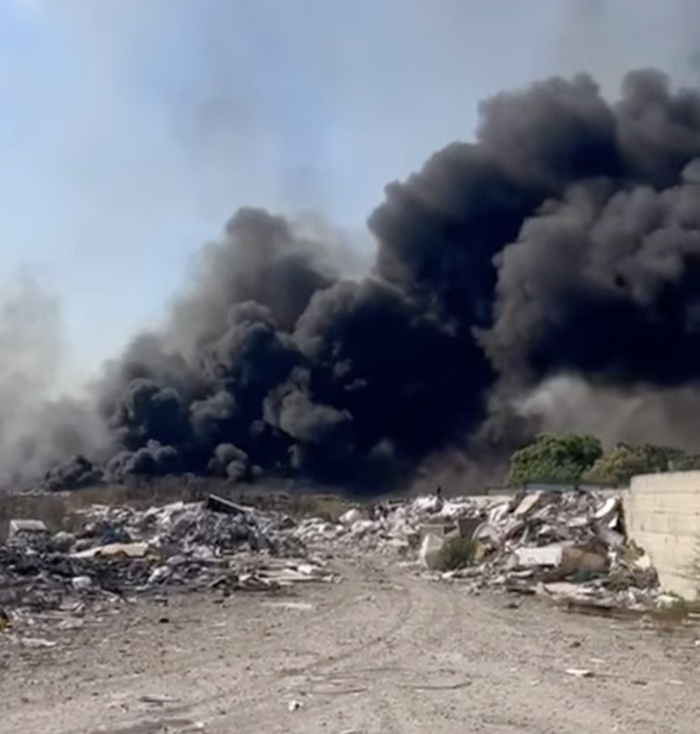 Rogo tossico a Giugliano, cielo nero e aria irrespirabile per chilometri