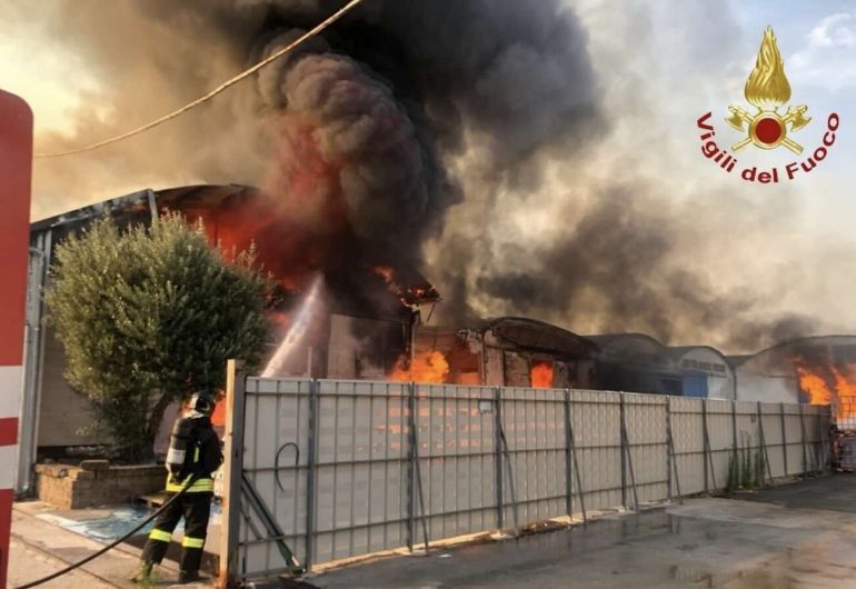 Monteforte Irpino, incendio devasta deposito di detersivi