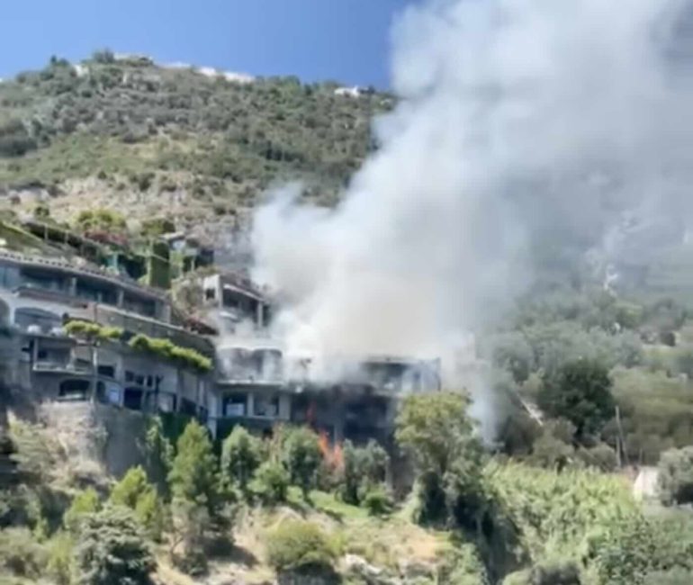 Positano, incendio minaccia l’hotel di lusso San Pietro