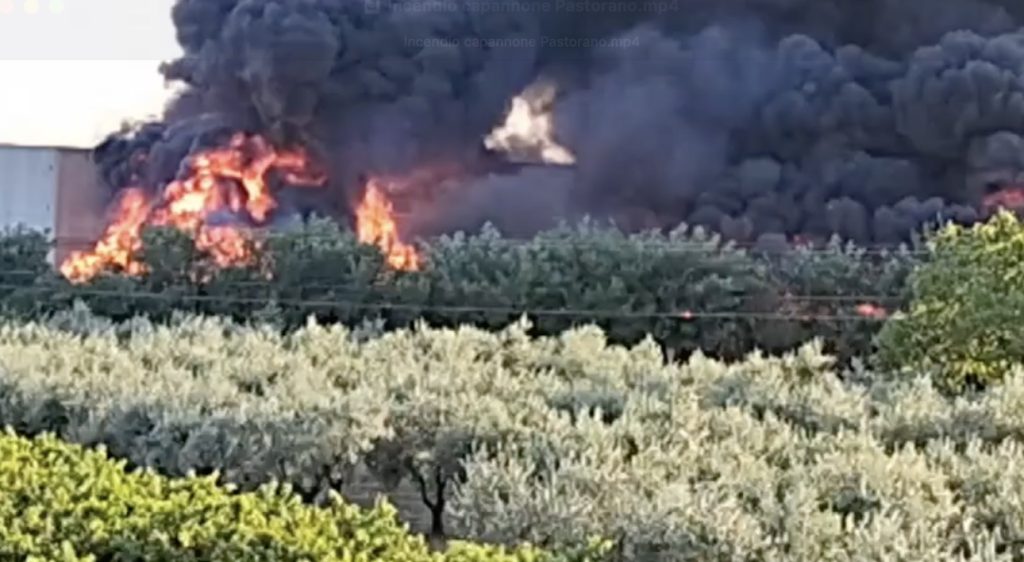 Maxi rogo in un capannone di rifiuti a Pastorano: nube tossica visibile a chilometri
