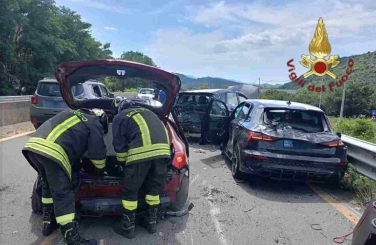 Maxi incidente sulla Salerno-Avellino: 10 feriti