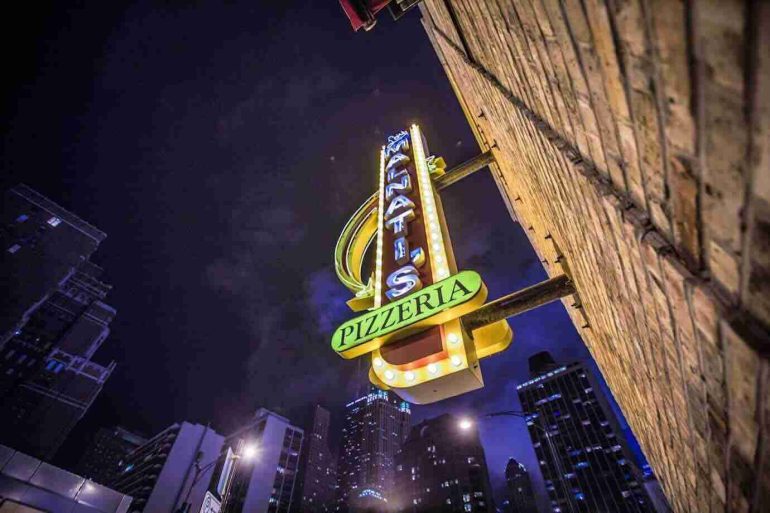 Insegne a bandiera: la scelta strategica per negozi in zone ad alta visibilità