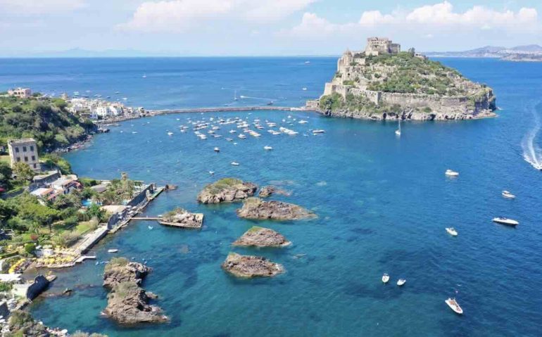 Trasporti da Ischia e Procida, vertice in Prefettura: si cercano soluzioni
