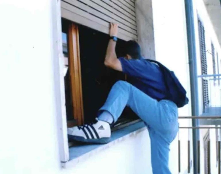 Ladro acrobata si arrampica sul palazzo: arrestato dai carabinieri