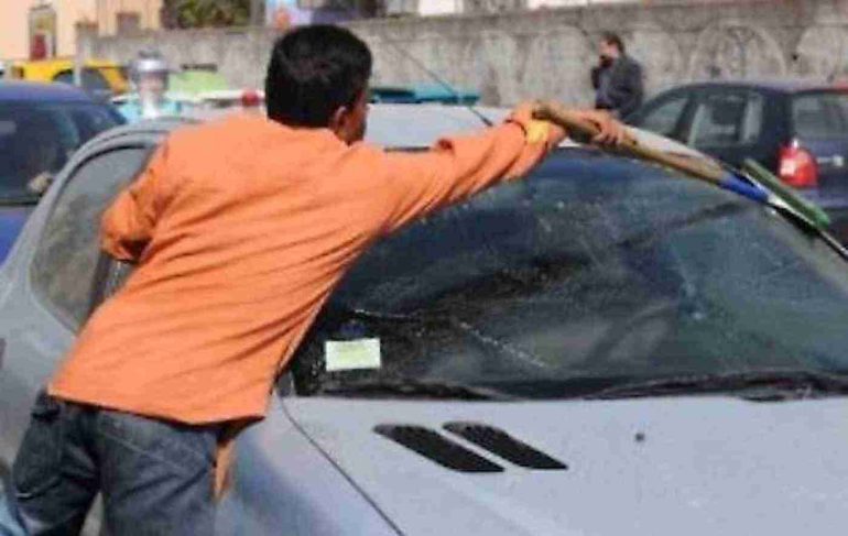 Napoli, minaccia un’automobilista per soldi: arrestato lavavetri gambiano in via Vespucci