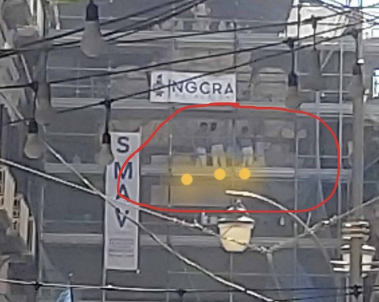 Napoli, a piazza Dante lavoratori senza caschi e senza imbracature sui ponteggi