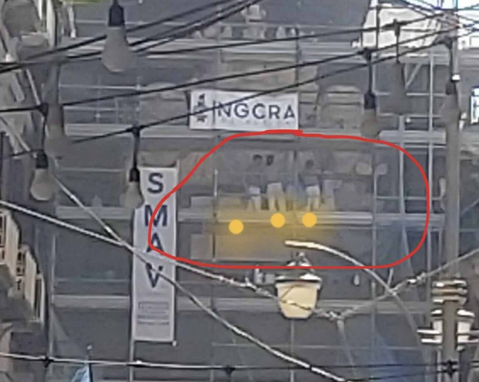 Napoli, a piazza Dante lavoratori senza caschi e senza imbracature sui ponteggi