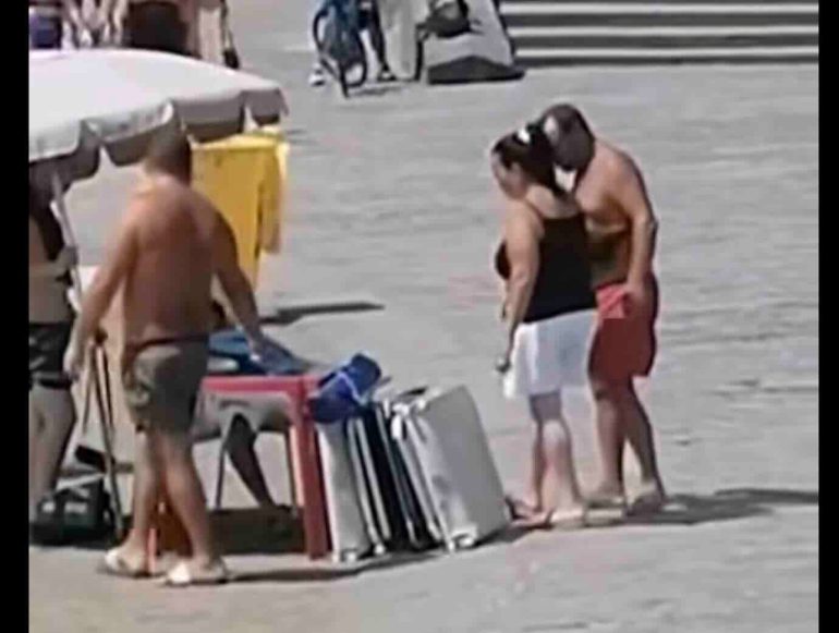 Napoli, Lido Mappatella, il business degli abusivi continua indisturbato