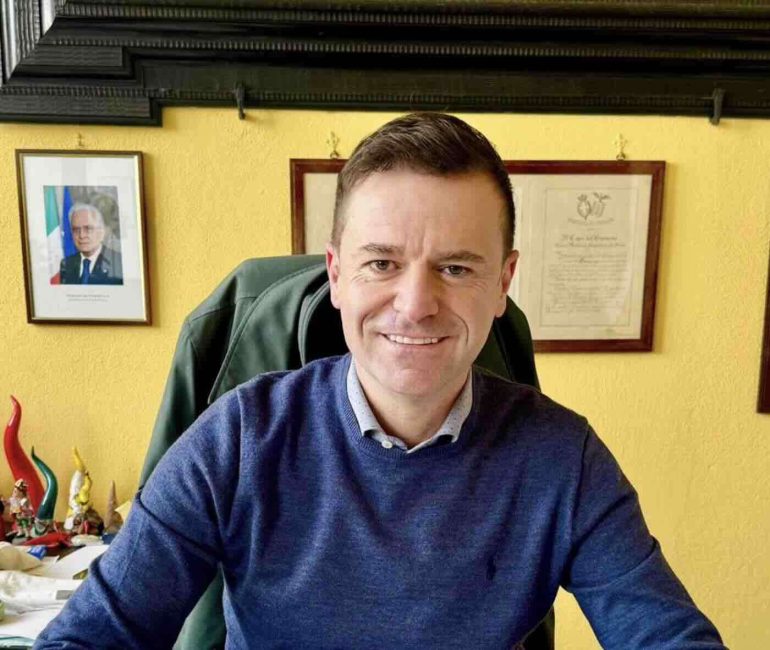 Sorrento, la “dolce vita” del sindaco Massimo Coppola con i soldi pubblici. I nomi dei 26 indagati