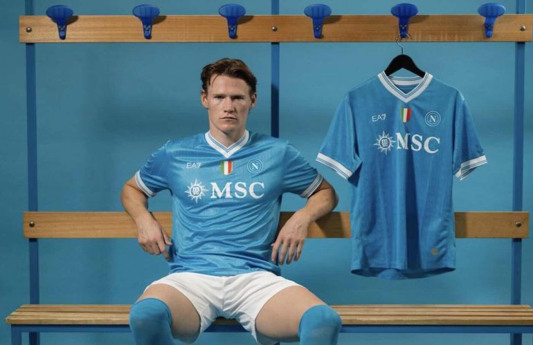 Napoli, svelata la nuova maglia 2025/26: azzurro con lo scudetto e un omaggio al teatro partenopeo