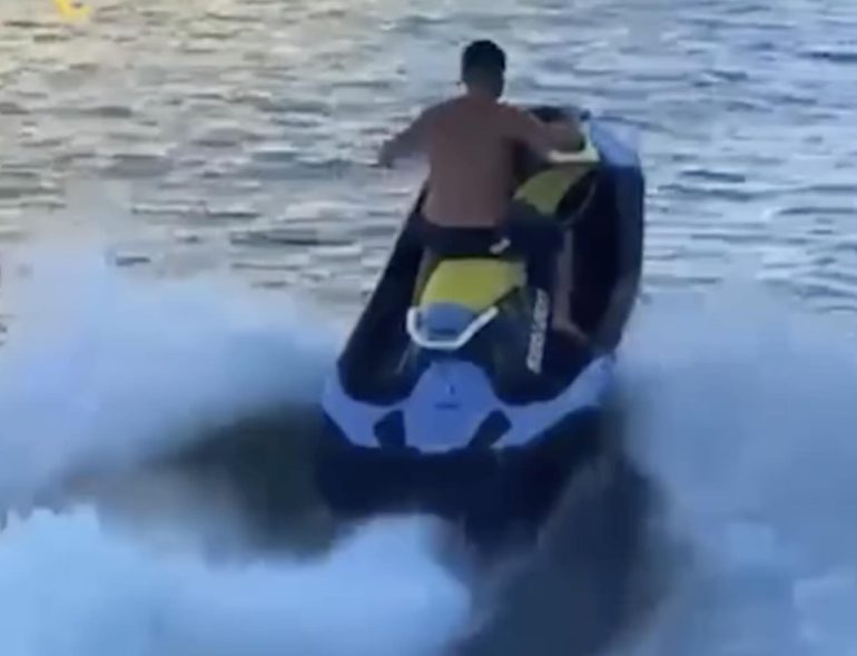 Procida, minori su moto d’acqua e barche vicino ai bagnanti