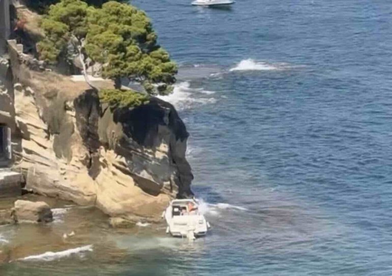 Napoli, motoscafo sugli scogli a Posillipo: allarme sicurezza sotto costa
