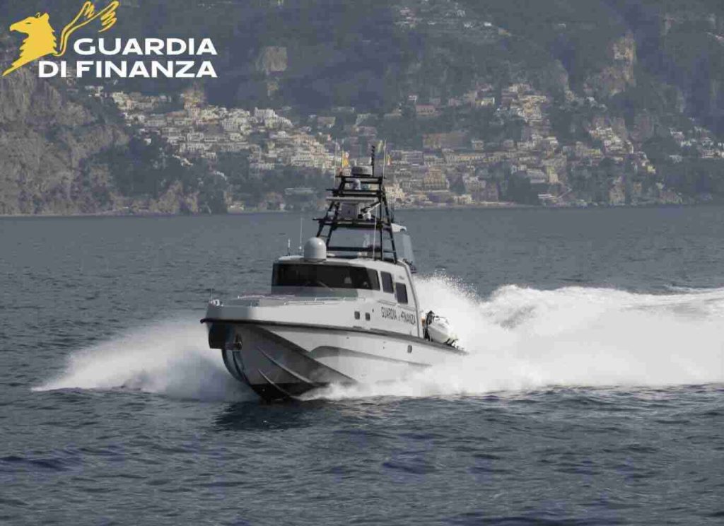 Capri, pesca a strascico vicino ai Faraglioni: denunciato