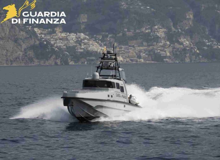 Capri, pesca a strascico vicino ai Faraglioni: denunciato