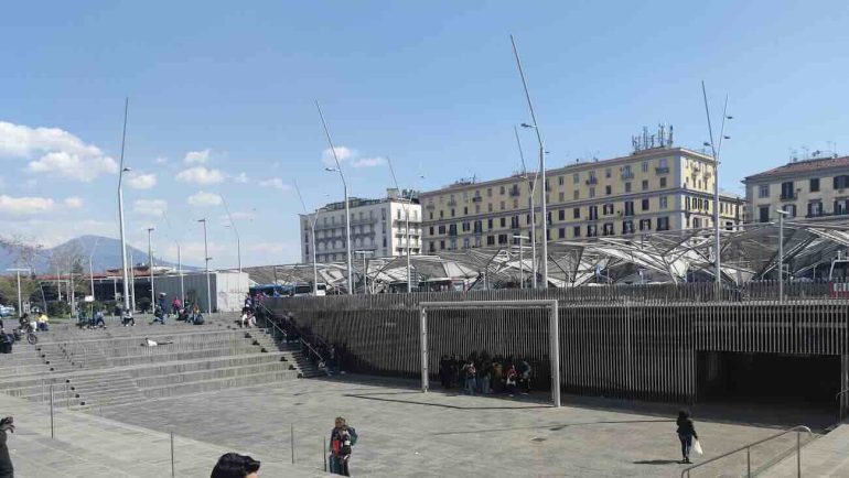 Napoli, vede gli agenti e li aggredisce: arrestato gambiano in piazza Garibaldi