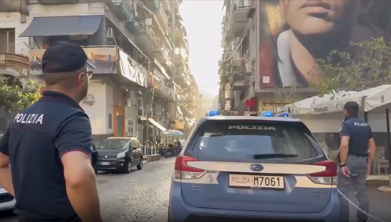 Napoli, Forcella: arrestato 41enne per rapina impropria ai danni di una turista, dopo inseguimento e colluttazione Napoli, Forcella: arrestato 41enne per rapina impropria ai danni di una turista, dopo inseguimento e colluttazione