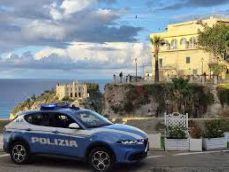 Napoli, tenta di rubare un telefono e aggredisce un agente: arrestato