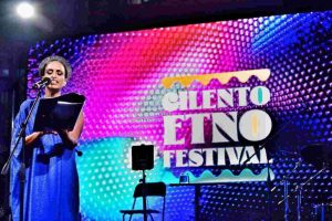 Cilento Etno Festival, la cantante israeliana Noa ferma il concerto durante le campane per la pace a Gaza