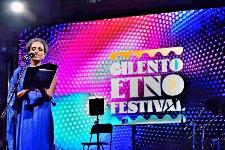 Cilento Etno Festival, la cantante israeliana Noa ferma il concerto durante le campane per la pace a Gaza