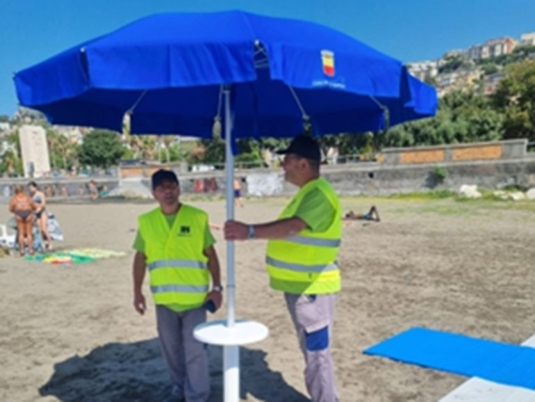 Napoli, ombrelloni gratis per tutti alla Rotonda Diaz