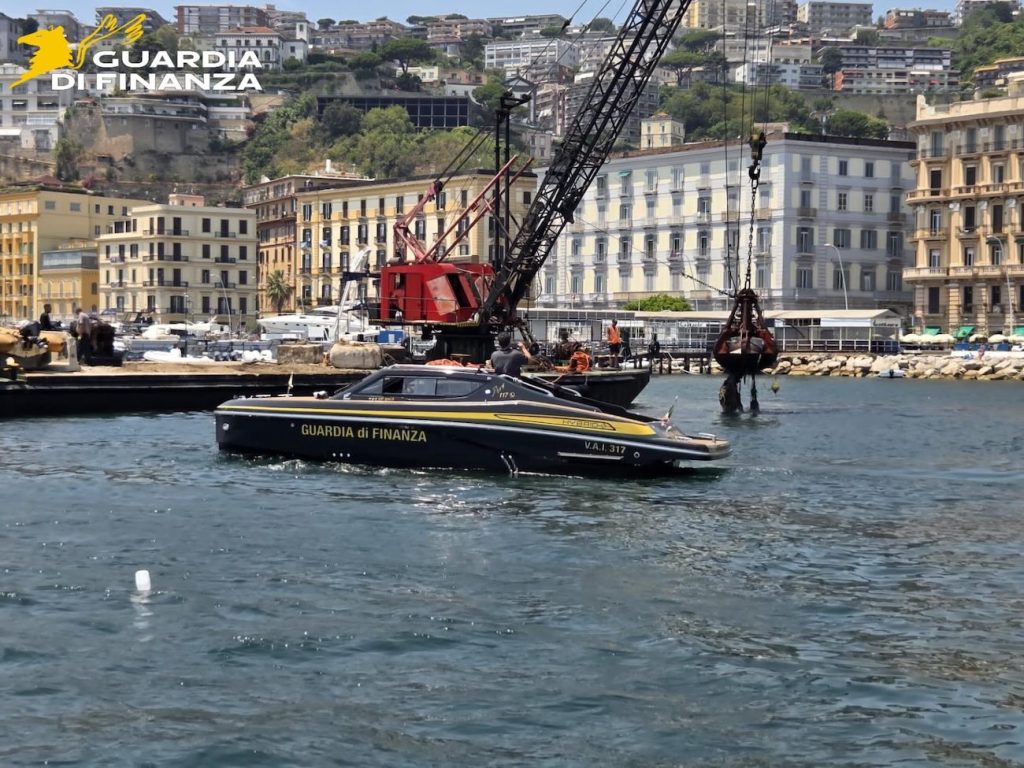Napoli, smantellati gli ormeggi abusivi in via Caracciolo