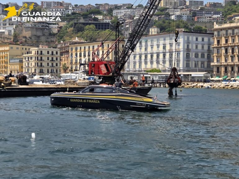 Napoli, smantellati gli ormeggi abusivi in via Caracciolo