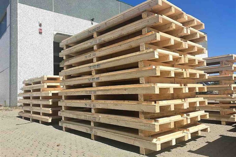 Caserta, sorpresi a rubare pedane da un supermercato: arrestati in due