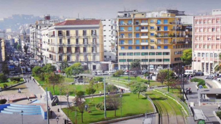 Napoli, giovane gambiano accoltellato in piazza Nazionale