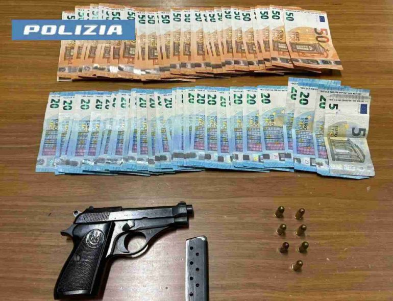 Napoli, due giovani di Brusciano sorpresi armati in giro per il centro città