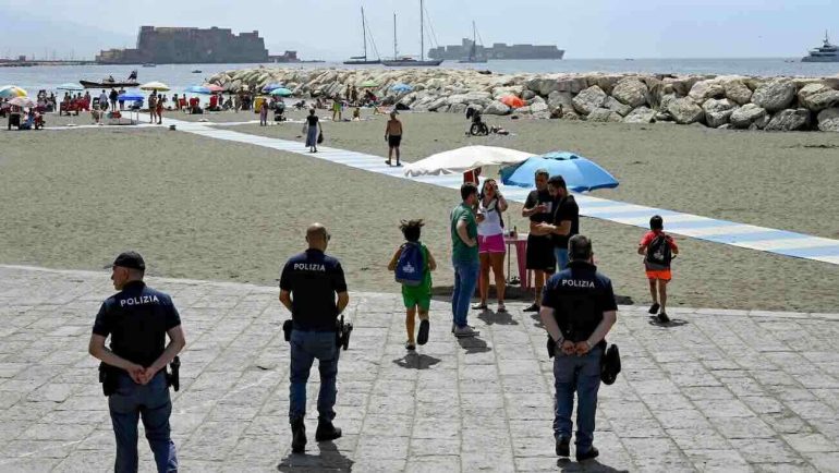 Napoli, ruba uno zaino al Lido Mappatella: arrestato