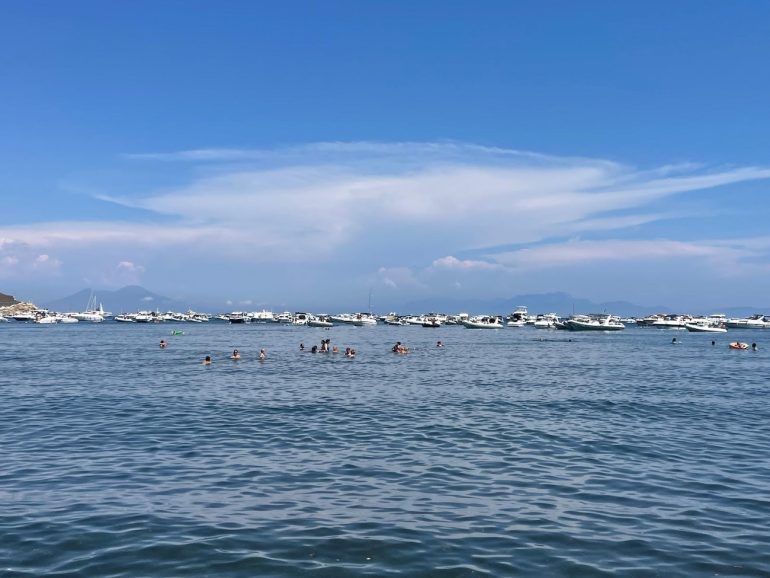 Procida, diportisti invadono la baia di Chiaia: bagnanti esasperati