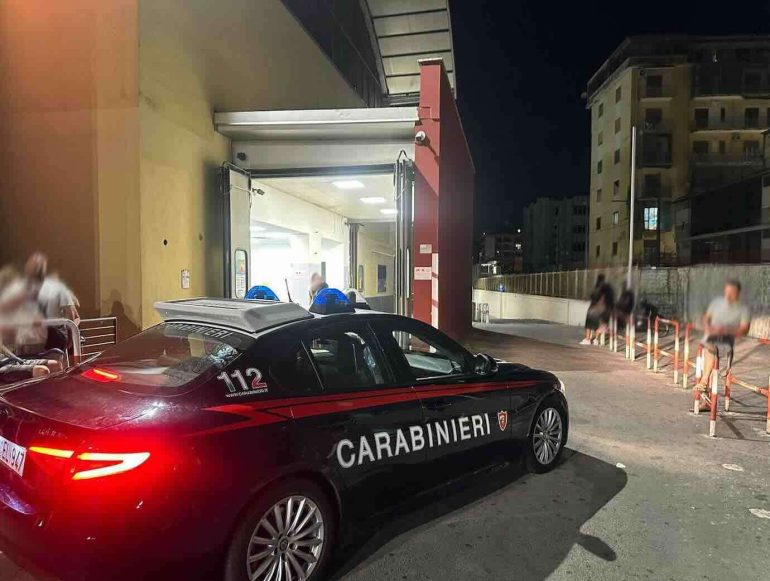 Castellammare, ubriaco sfonda il vetro del triage al pronto soccorsoe aggredisce le guardie