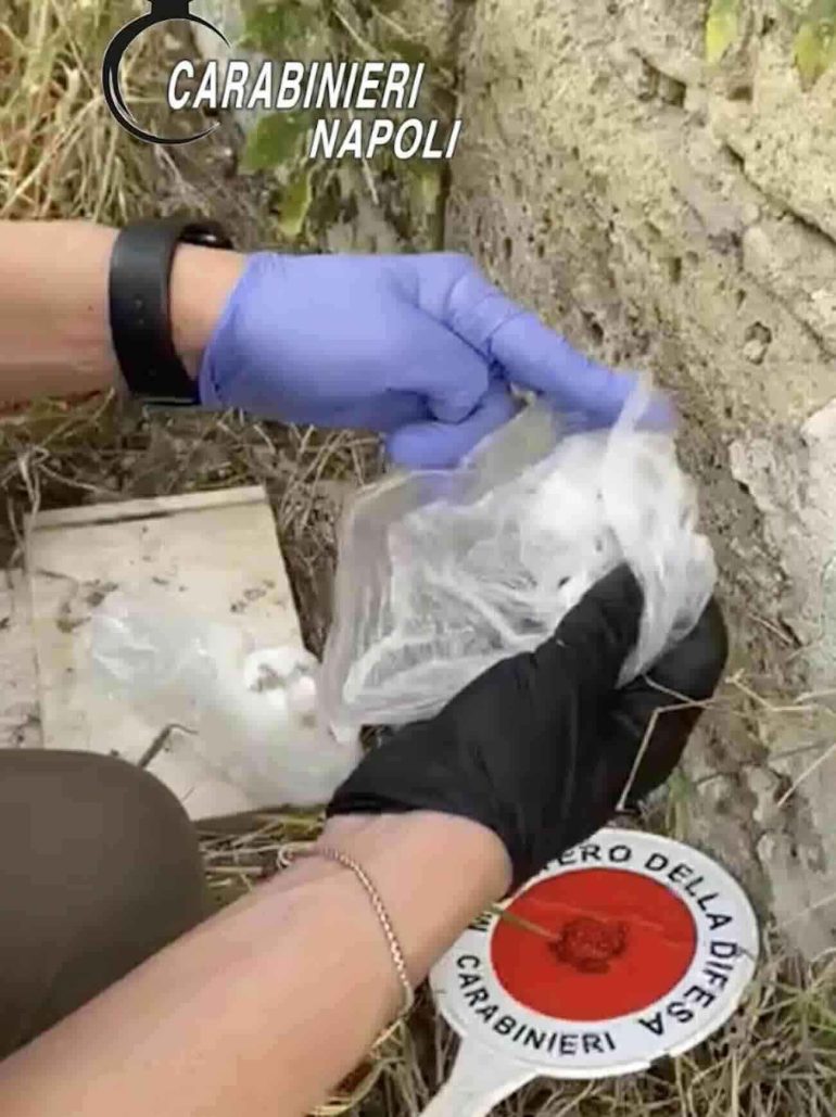 Caivano: due minorenni arrestati mentre rifornivano il loro “drug delivery”