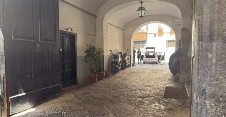 La tragedia ai Quartieri Spagnoli: fratello uccide il congiunto malato e poi si toglie la vita