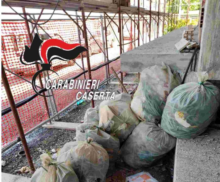 Terra dei Fuochi: cantieri edili sotto sequestro a Lusciano, rifiuti pericolosi e violazioni. Due denunce