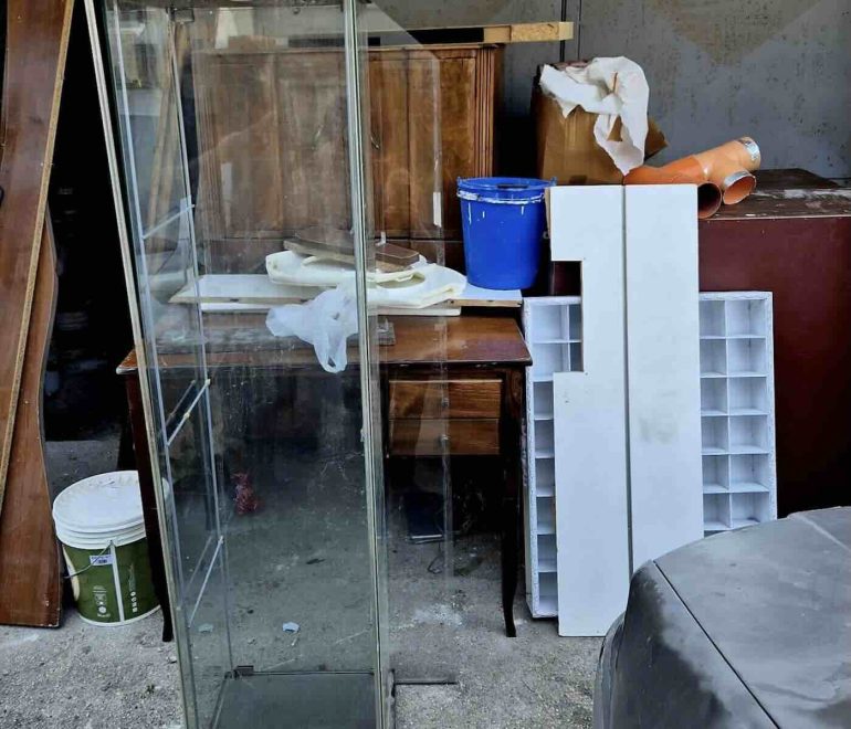 Arzano, svuota il box e abbandona rifiuti in strada