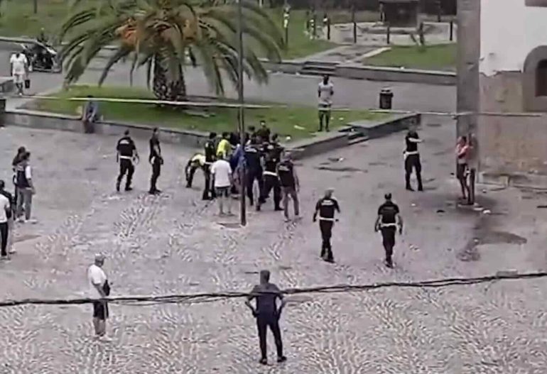 Porta Capuana, rissa all’alba tra coltelli e bottiglie rotte