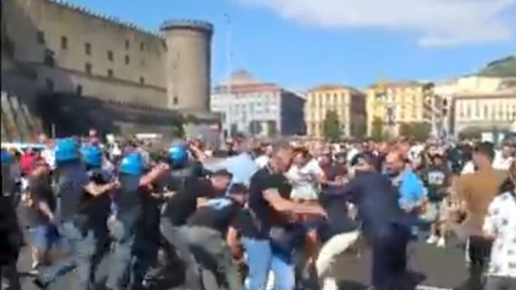 Caos Click Day disoccupati a Napoli, scontri in piazza e Comune all’attacco: “Serve trasparenza”