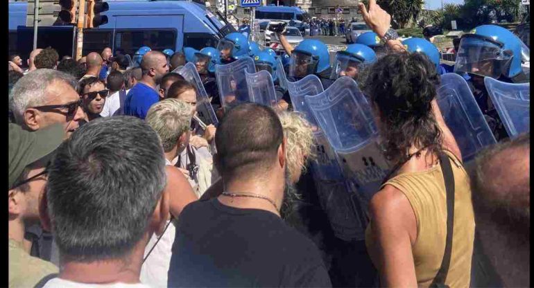 Napoli, corteo non autorizzato dei disoccupati: tensioni davanti al porto