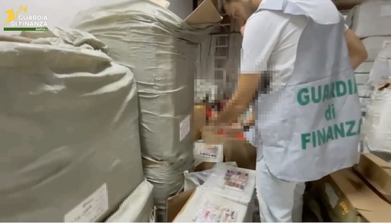 Napoli, maxi sequestro di 2 milioni di cosmetici cancerogeni: 15 denunciati
